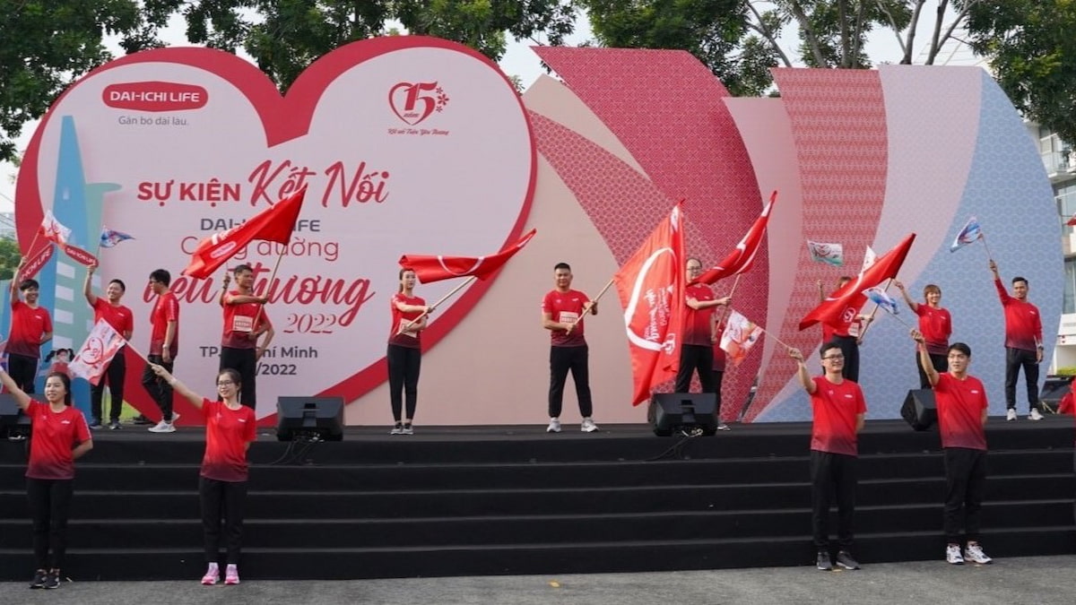 cung-duong-yeu-thuong-hcm Đại diện Thành viên Ban Giám đốc Dai-ichi Life Việt Nam và Khách mời thực hiện nghi thức Rước cờ Giải Đi/Chạy bộ trực tuyến vì cộng đồng Dai-ichi Life - Cung Đường Yêu Thương 2022